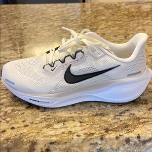 Nike Air Zoom White and Black Sneakers